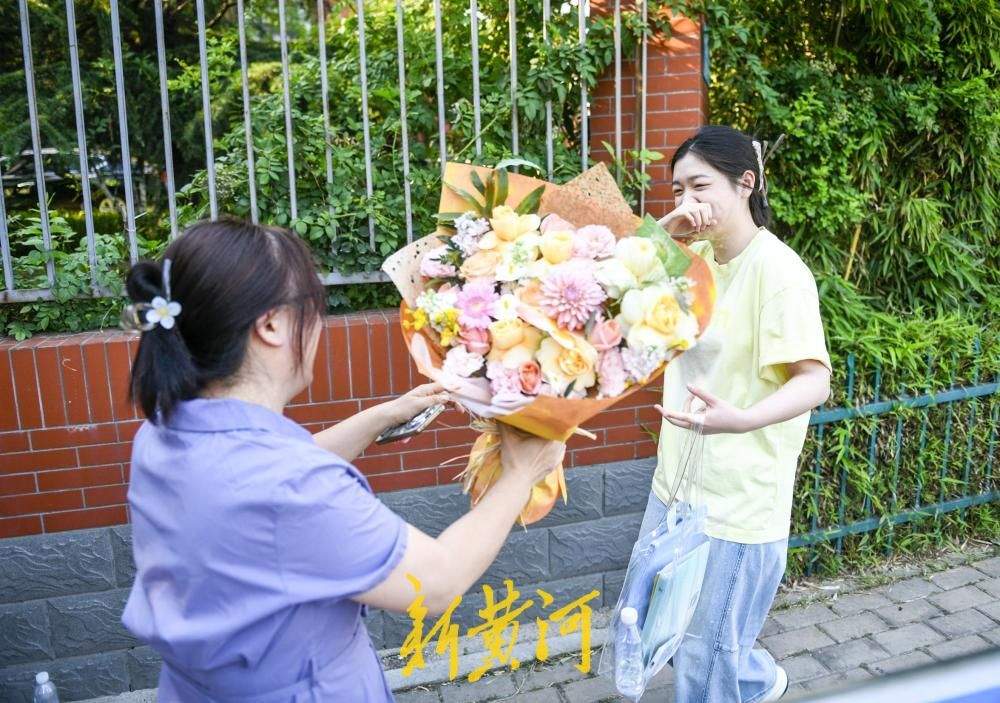 济南：高考收官！校门口送别高中生活 迎接青春 “新起点”
