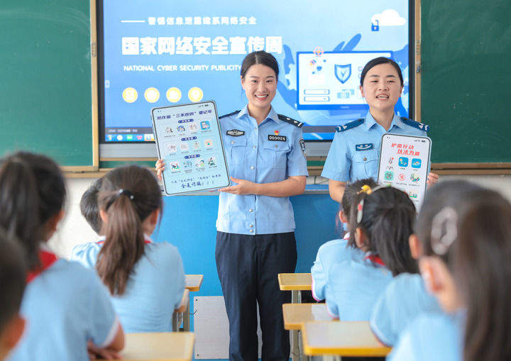 从全国两会看法治中国建设重大成就与崭新实践