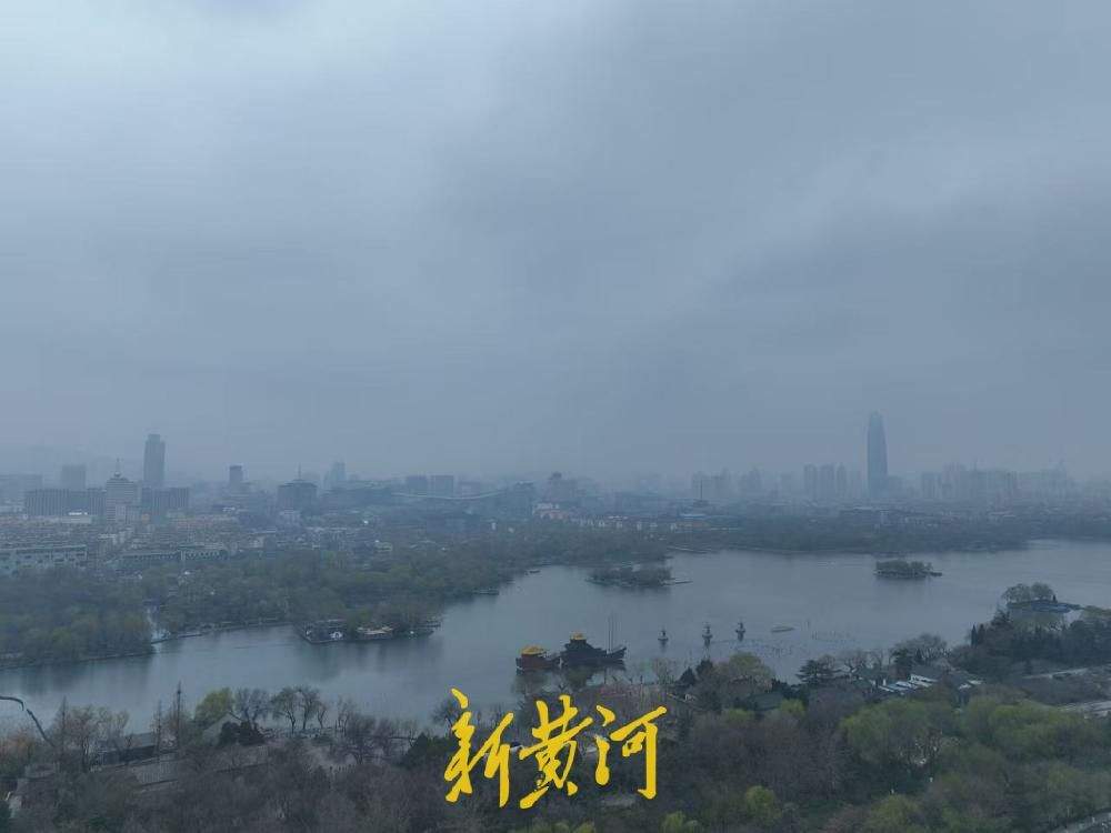 大明湖畔春雾朦胧，宛如写意山水画