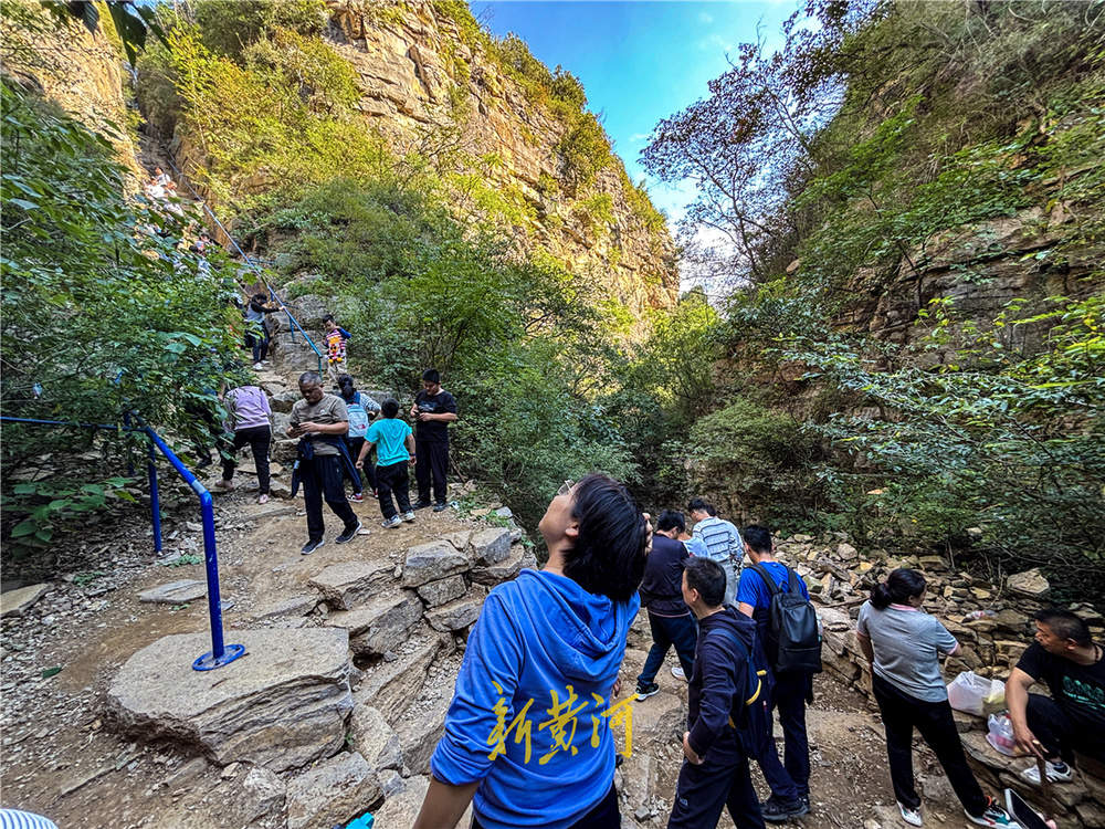 “泉”在济南享金秋｜游客在龙洞风景区“一线天”感受山崖险峻