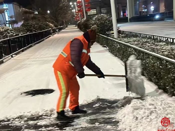 彻夜清雪 天桥出动1300余人次环卫人员保出行