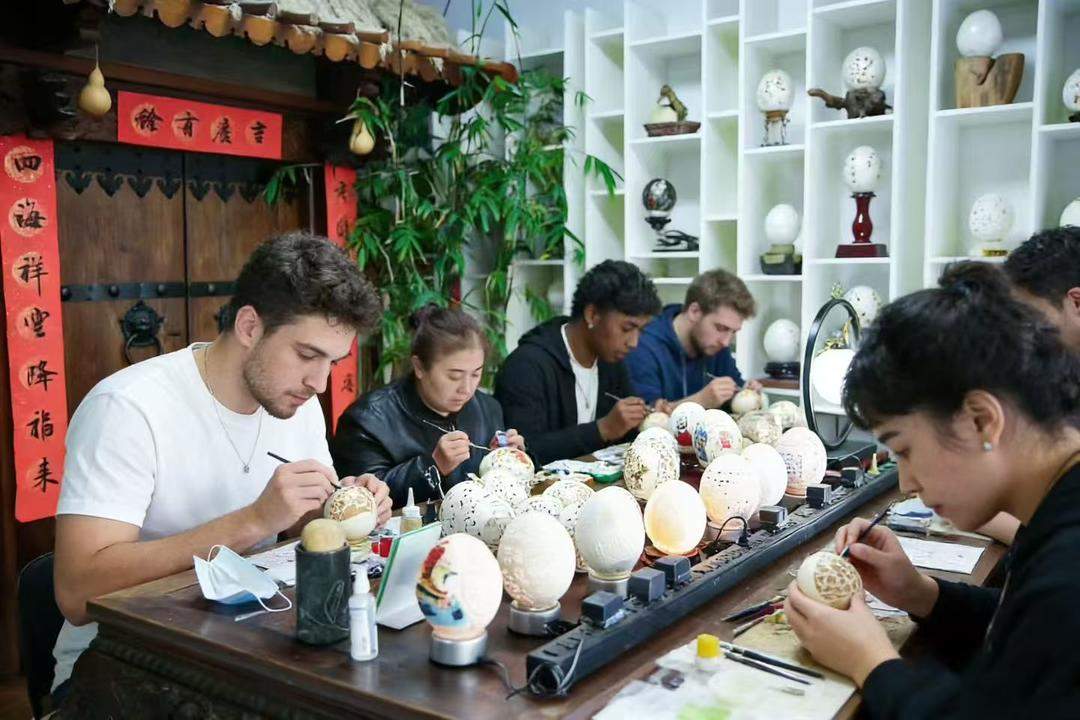 一枚鸵鸟蛋雕卖上千元？立夏探访蛋壳上的“千万生意经”