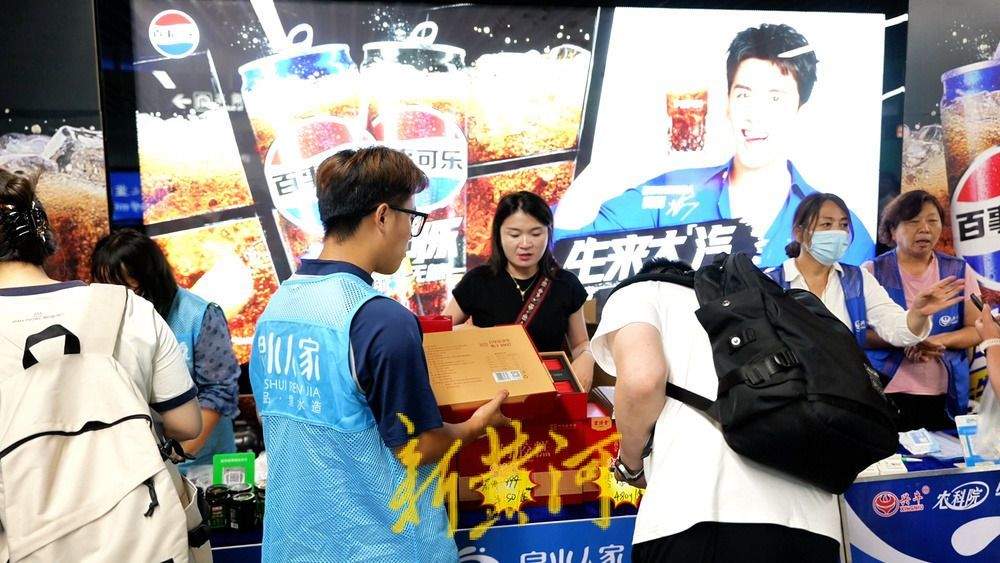 地铁站里飘起“瓜果香”，济南驻村第一书记夏季助农市集火爆开市