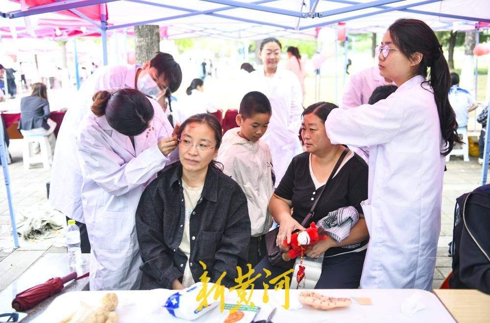 新生报到现场把脉义诊，大学迎新开启中医药文化体验