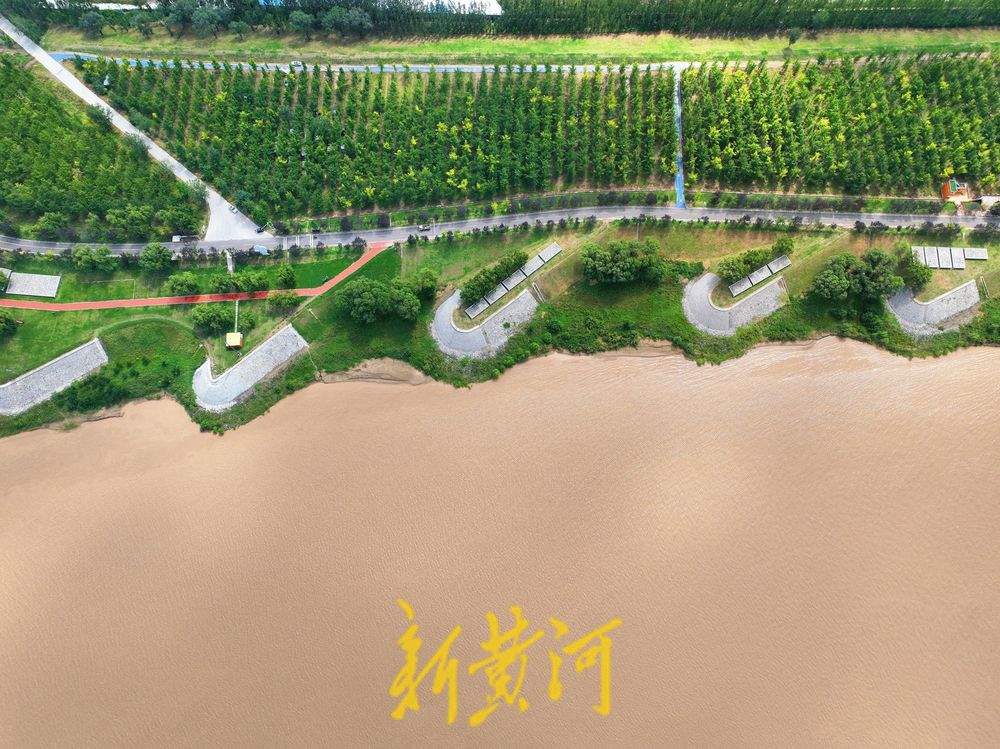 秋高气爽 雨后济南黄河岸畔碧空如洗