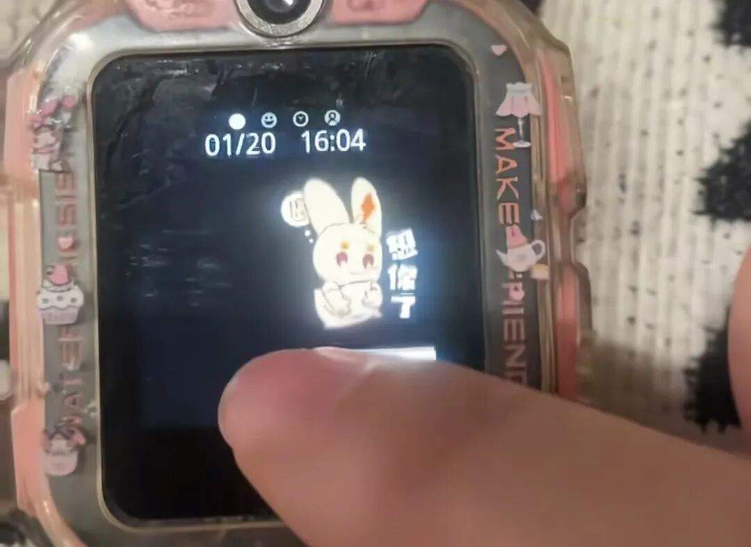 妈妈无意间翻到女儿电话手表，看到孩子连续2年给去世的外公悄悄发消息，满屏的“想你了”，瞬间泪目