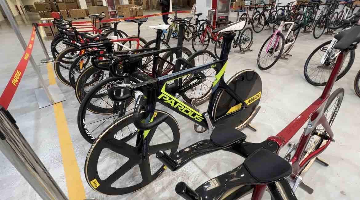 行走黄河｜“超轻、超省力” 记者探厂体验碳纤维自行车丝滑“科技感”