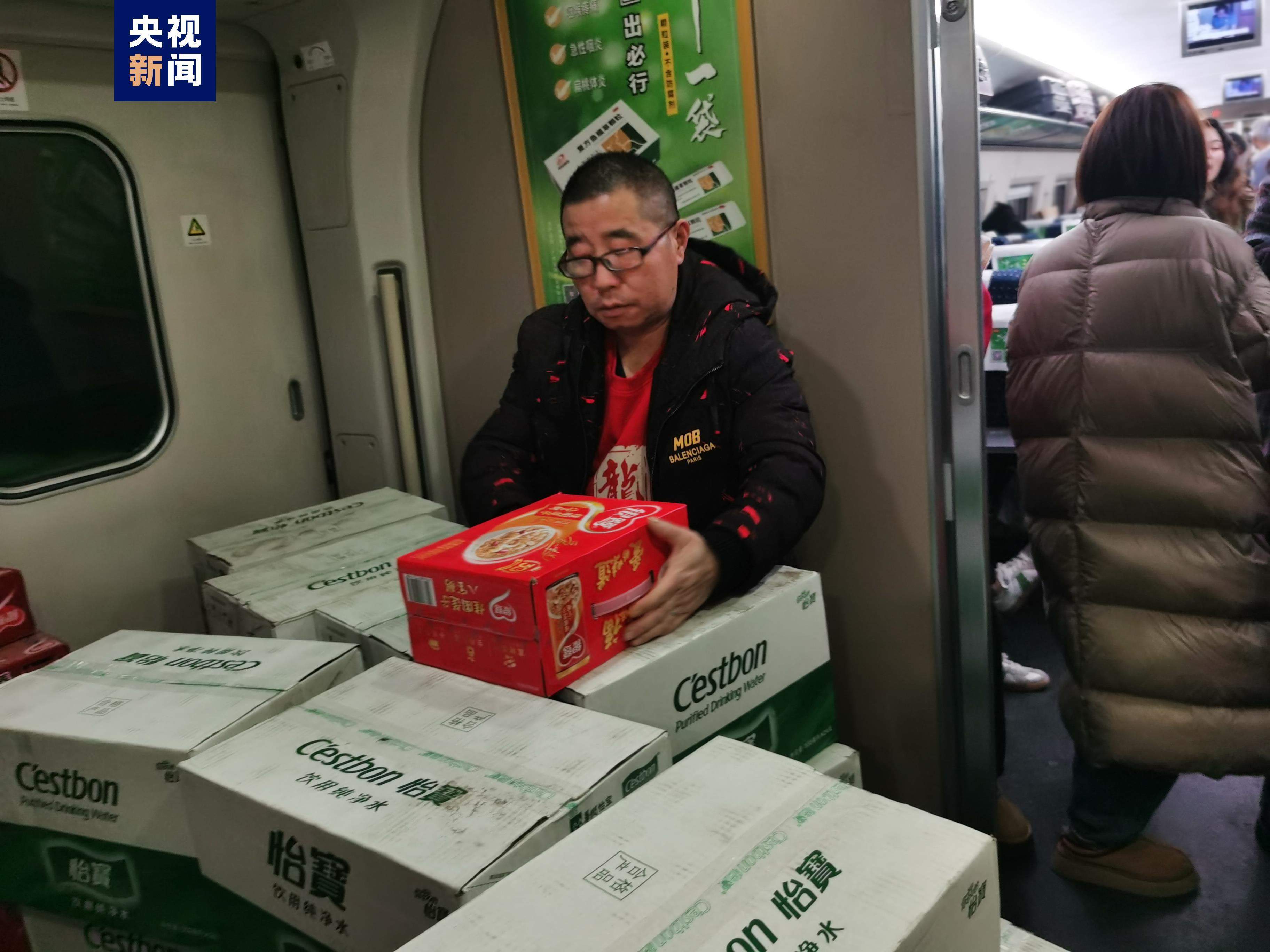 “我来帮忙!”风雪中列车上的临时“搬运链”好暖