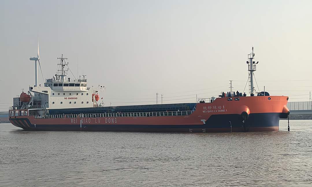 全球首艘万吨级近海新能源散货船“魏桥绿动1”轮成功首航