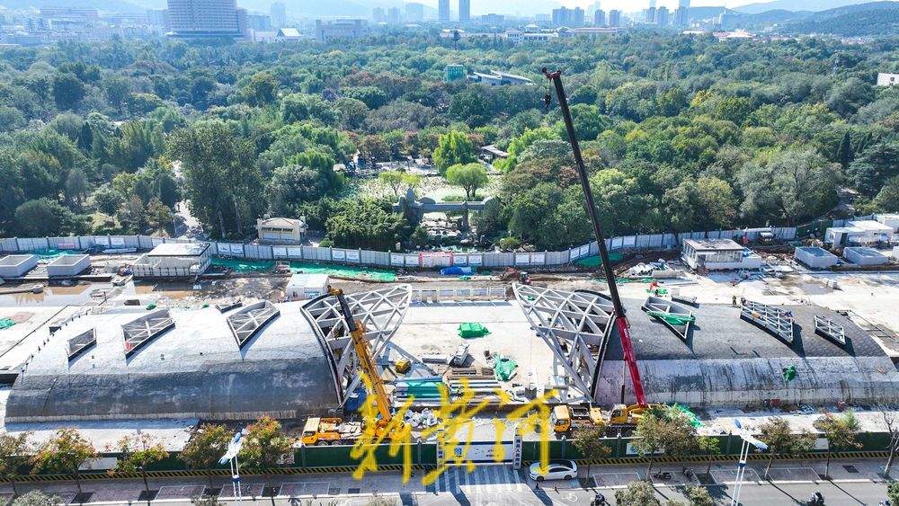 济南泉城公园旁地铁站地上部分进入装饰阶段,未来将成公园新地标