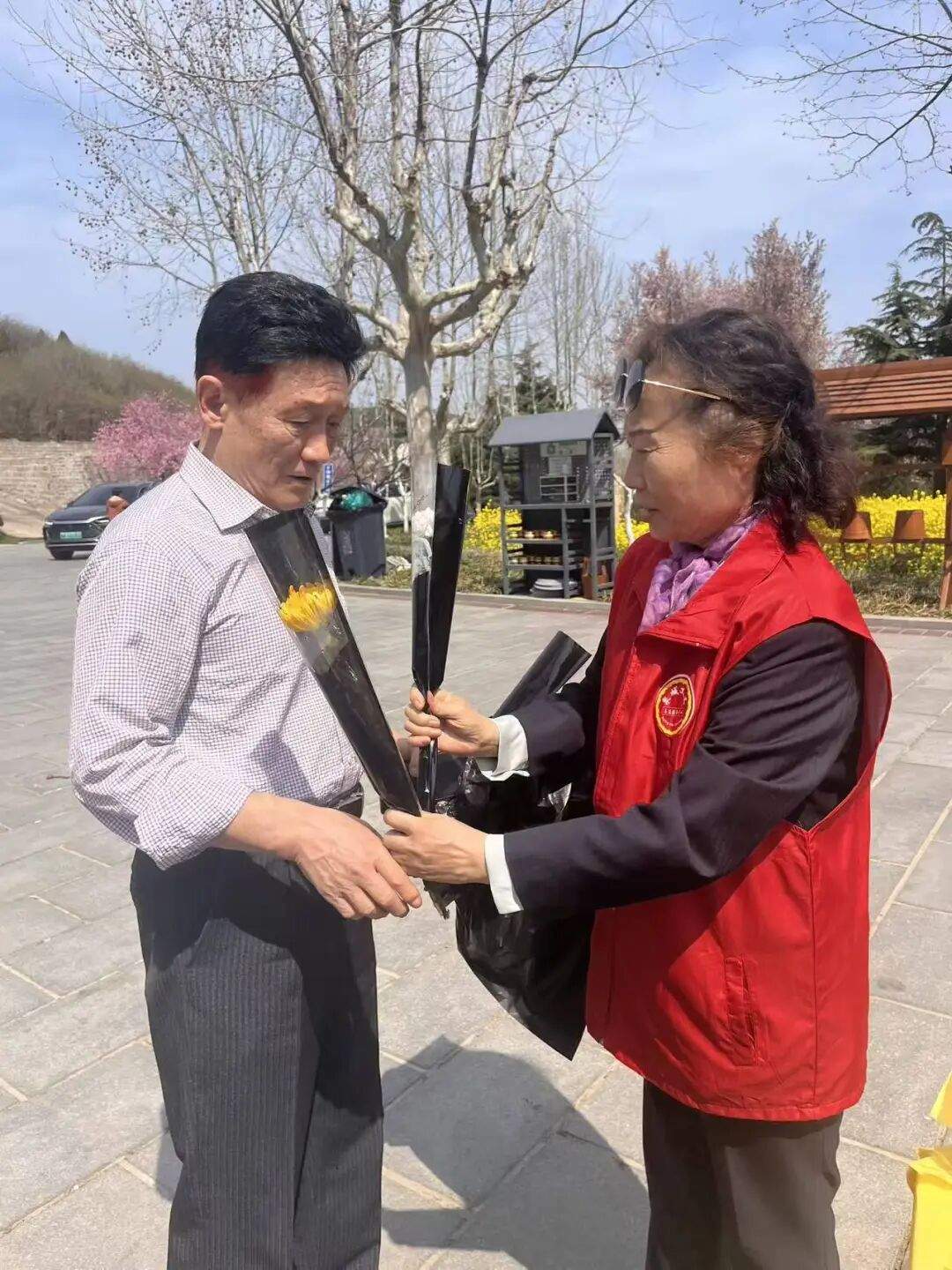 践行文明新风 泉城义工参与清明节主题活动