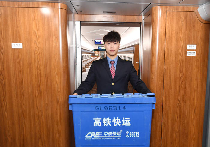 “双十一”网购高峰期,高铁也能“送快递”
