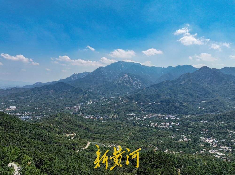 云天收夏色！满目苍翠迎立秋，山涧溪流觅清凉
