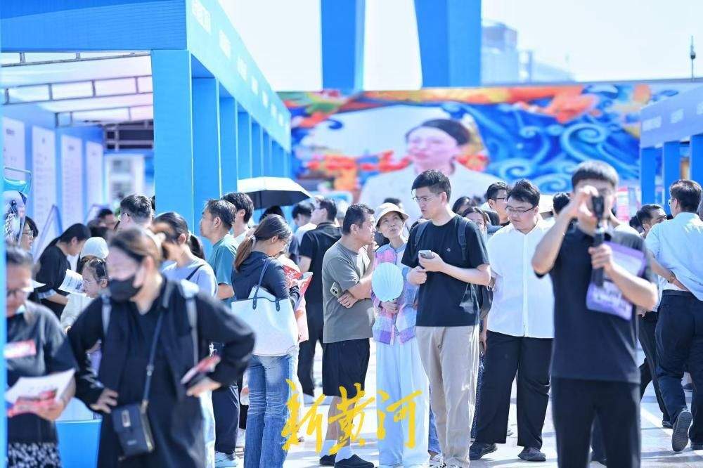 泉城广场搭台送岗，近300家企业现场揽才