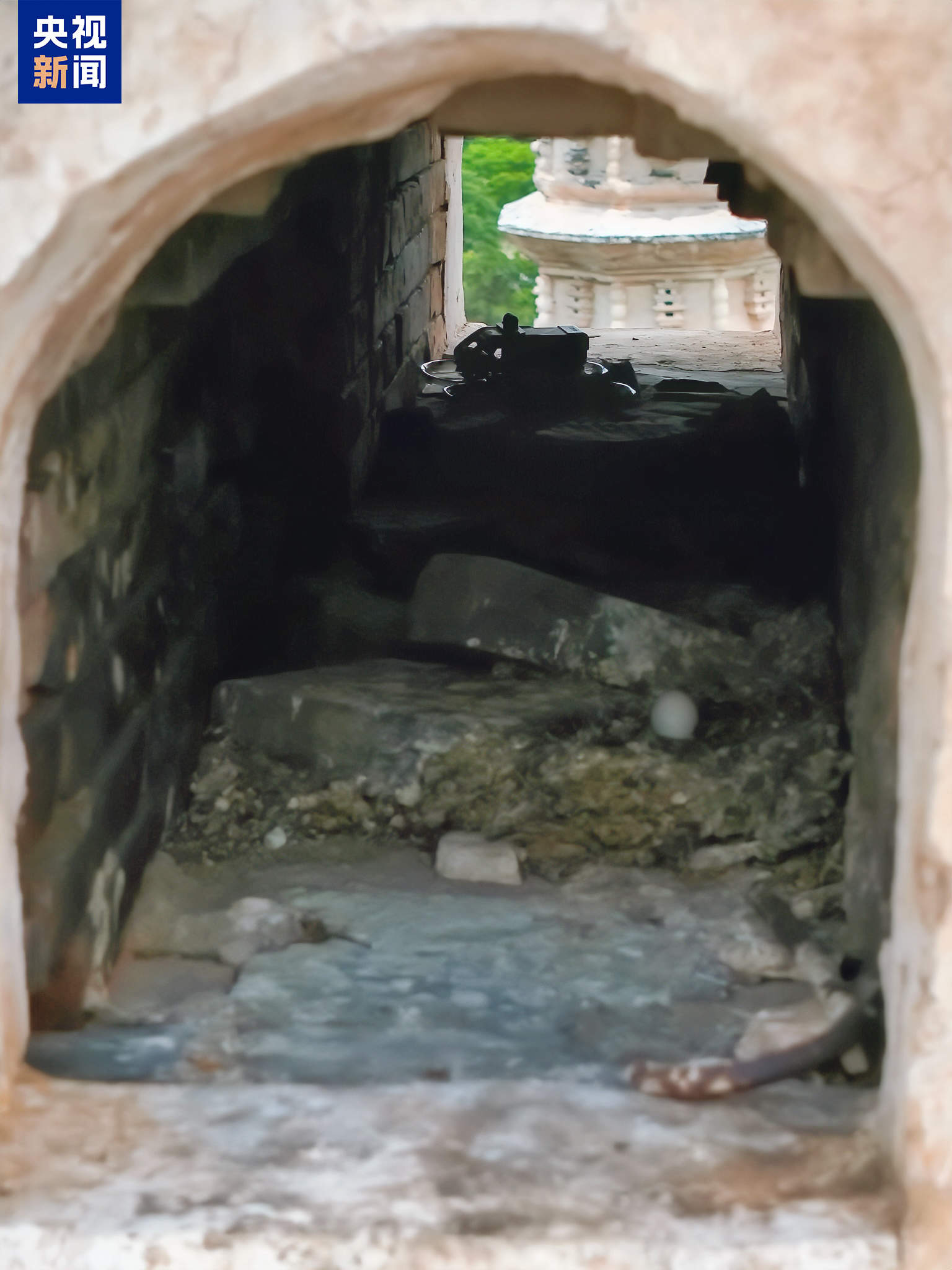 无人机“黑飞”穿越大理千年古塔“炸机”，飞手被拘