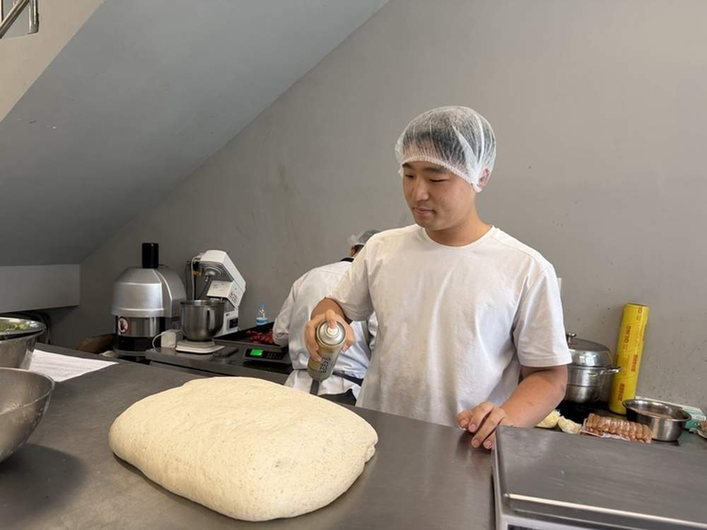 “深夜面包”温暖每一个午夜和清晨，00后河北小伙在济南创业