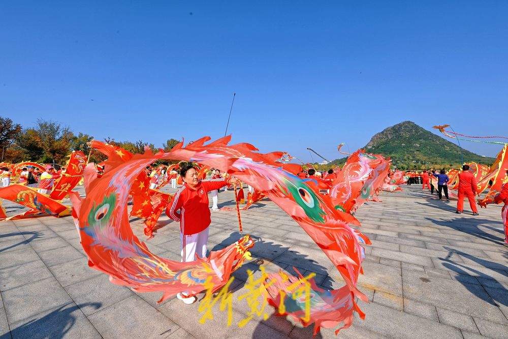 千余名老人舞起空竹龙，庆祝自己的节日