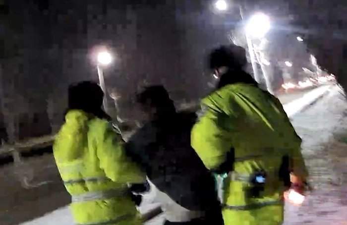 男子醉驾遇查弃车逃跑，藏身绿化带被交警查获