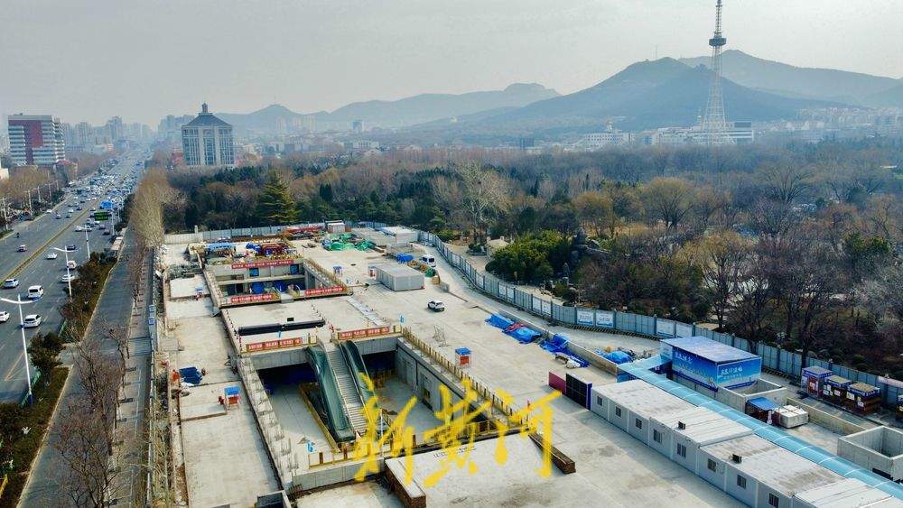 济南公园里的地铁车站地面出入口“揭面纱”