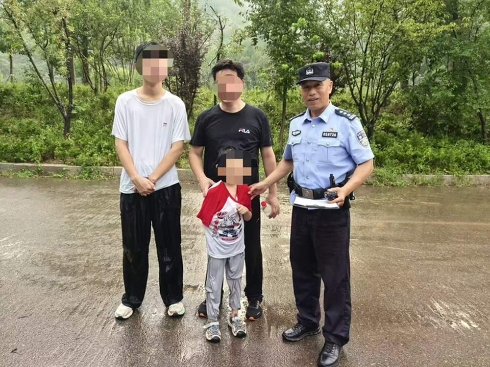三人雨天被困蟠龙山，多方救援助脱险