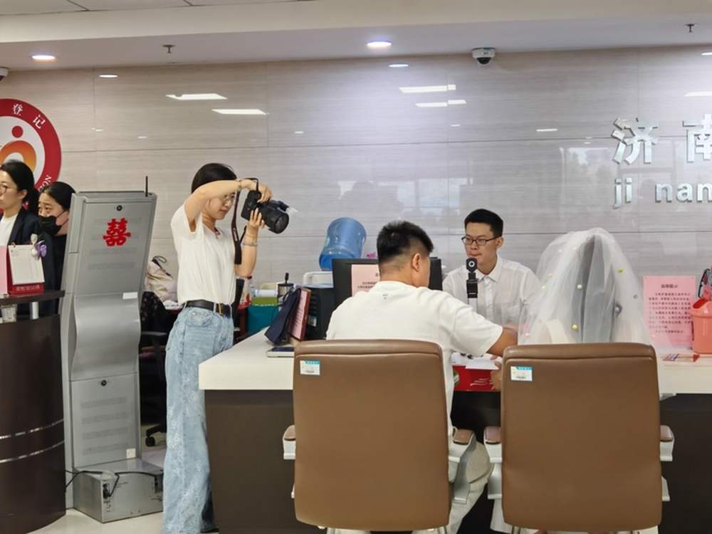 “520”结婚登记热度爆表，不少新人带专业摄影跟拍