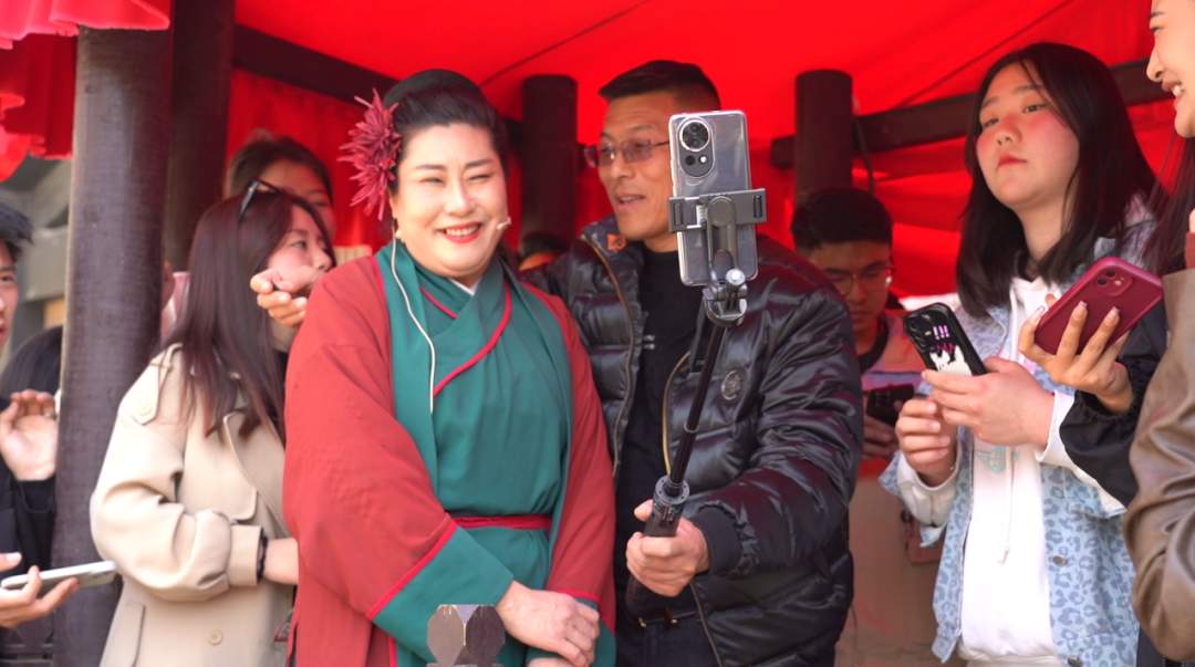 开封“王婆”称曾因焦虑暴瘦20斤，表示“谈恋爱不能太现实”