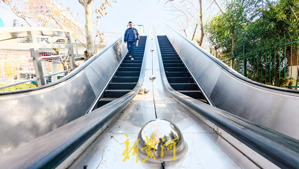 经十路泉城公园段过街天桥增电梯加盲道 市民过街“无障碍”