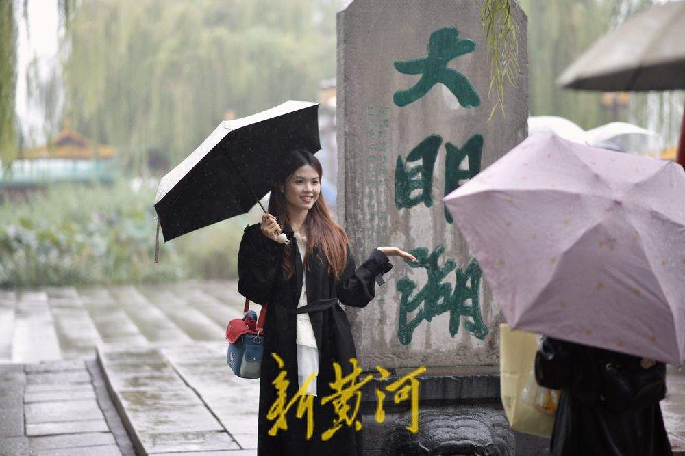 绵绵细雨中 大明湖如烟雨江南