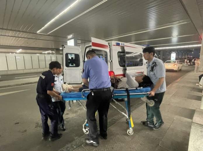 乘客突发疾病，济南东站上演“生命接力”救助