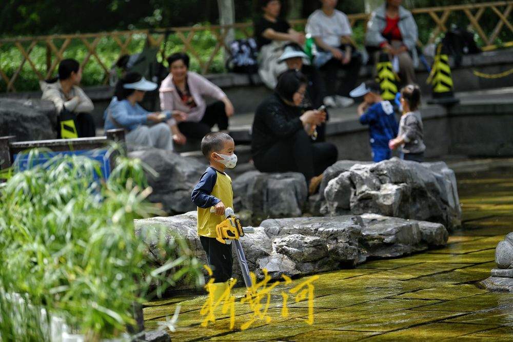 气温飙升春日如夏，市民纷纷到五龙潭泉畔戏水纳凉