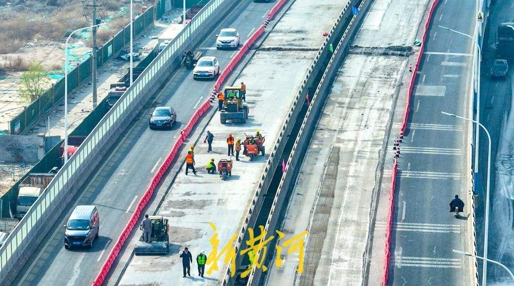 济南：跨黄大桥路面翻新 沥青摊铺即将展开