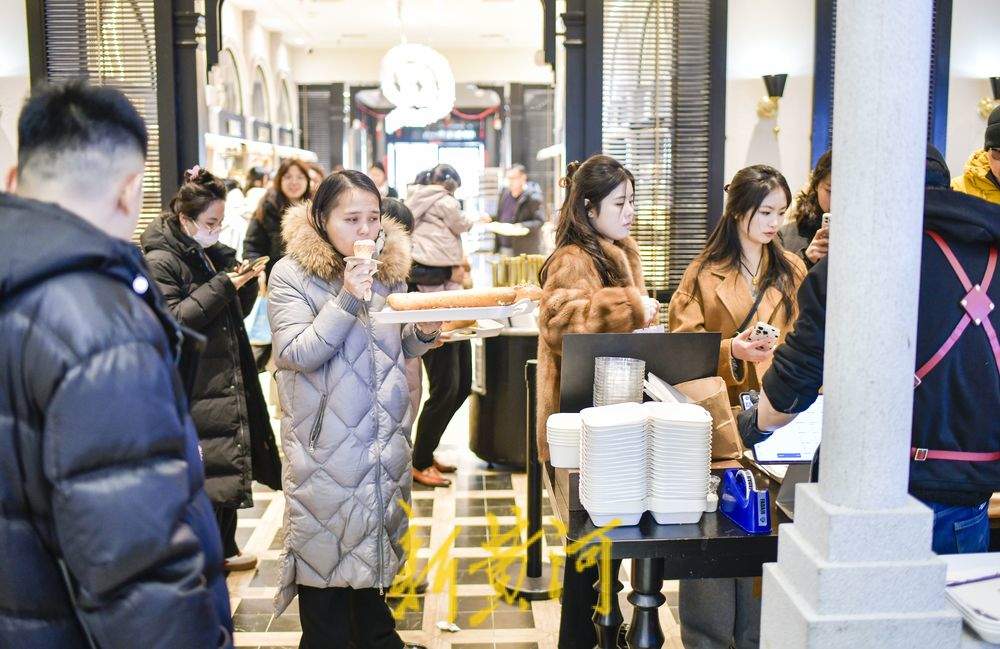 春节临近商场熙熙攘攘，过节“氛围感”已拉满