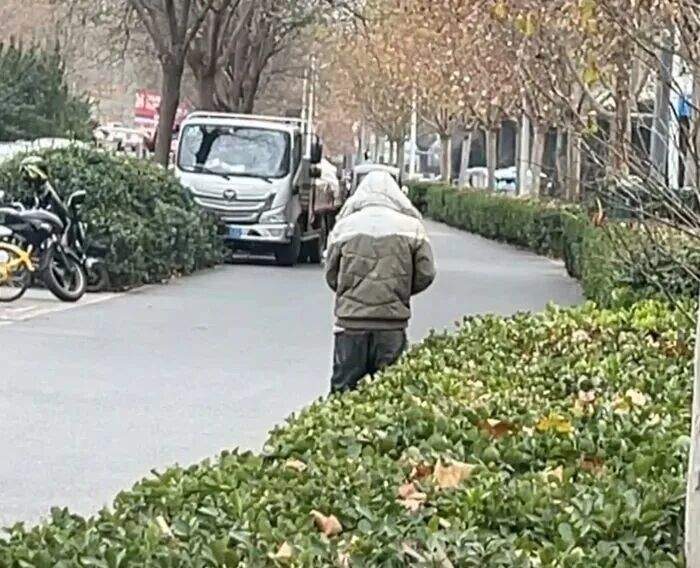 济南街头，挥手15分钟为倒地男子挡车流的热心市民找到了