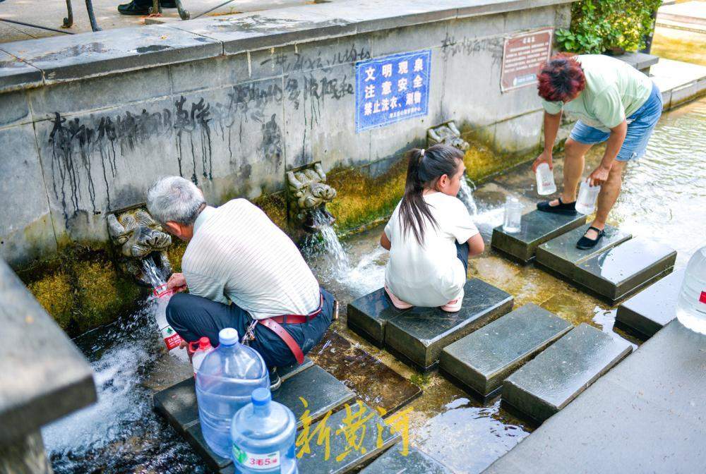 持续高温天气 济南名泉取水迎来客流高峰