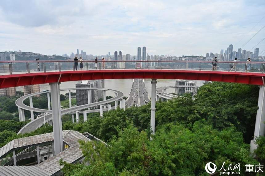 行进中国丨山城江岸，消费起新风