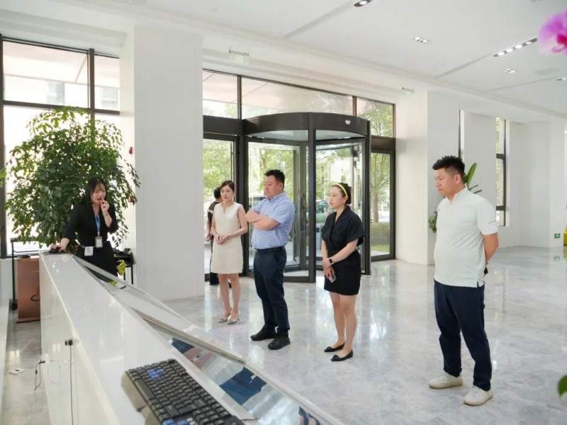 复旦大学附属中山医院青浦分院骨科刘佐庆主任一行莅临华夏源考察交流