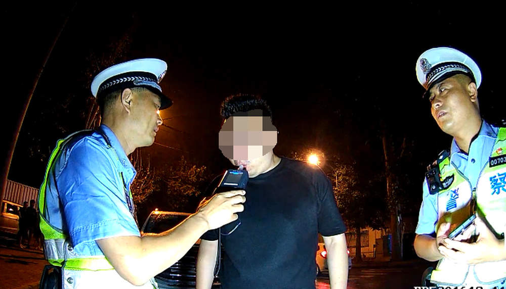 济南一男子醉驾被查，电话叫来其父“帮忙”，结果也被查了