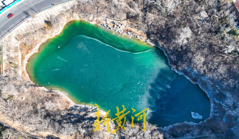 山体镶碧玉 济南中央商务区唯一名泉结冰