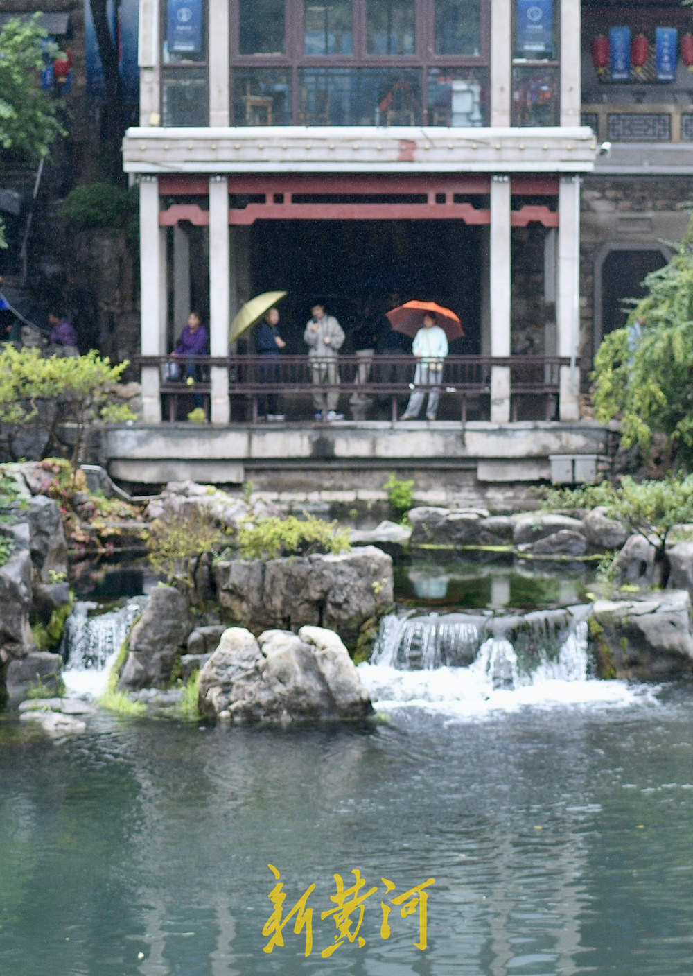 地下水位连涨，泉水漫出泉洞 ，现黑虎泉版“清泉石上流”