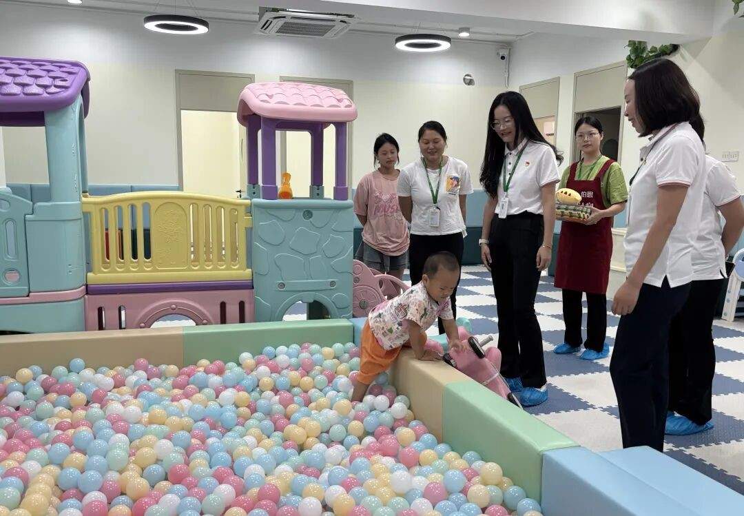 从“带娃上班”到“科学育儿”，果链巨头伯恩光学破解产业工人带娃困境