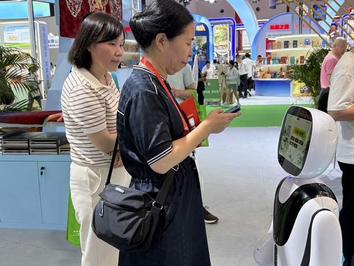 AI把脉、3D打鞋、养生锤抢手……消博会上的山东好品玩转“体验感”