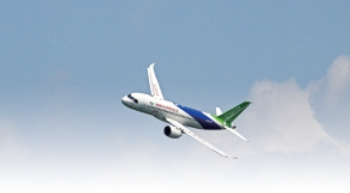 国产大飞机C919累计安全飞行超1万小时 C919承运旅客突破50万人次