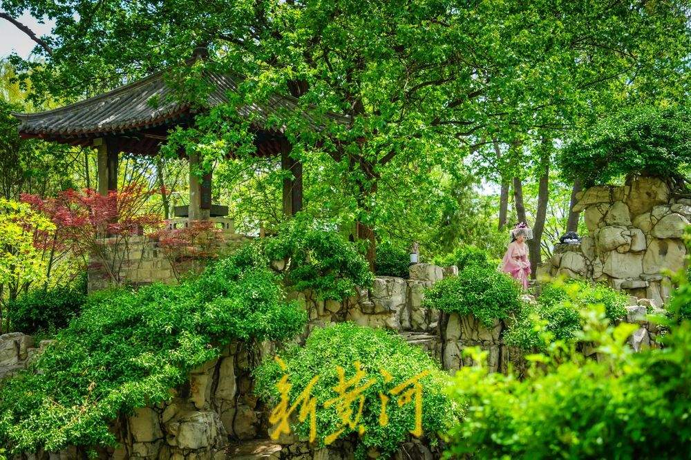 济南气温升至32℃，明府城游人换夏装出行