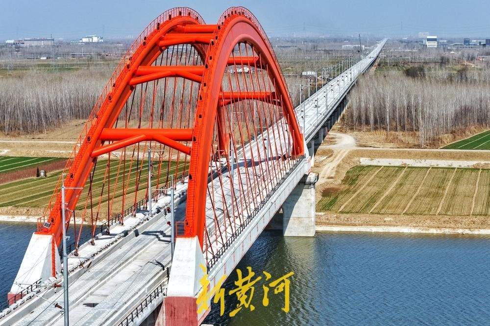 济滨高铁全线首条接触网承力索成功架设