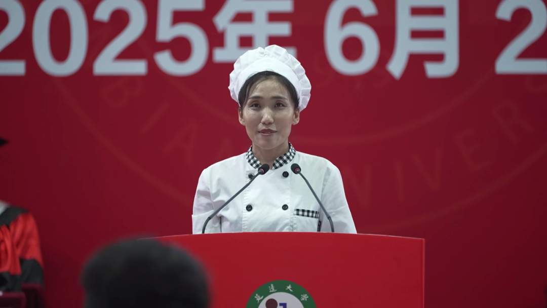 食堂阿姨毕业典礼上脱稿发言 我们为何眼泛泪花