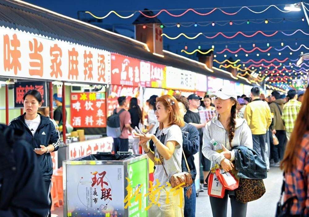 人头攒动、热闹非凡 环联夜市点亮泉城夜经济