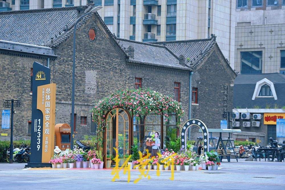 转角遇见泉城浪漫，民康里步行街角现美丽花房