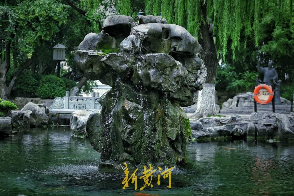 济南秋日胜景 “月牙飞瀑”景观进入高光时刻