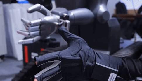 机器人上演“指尖芭蕾” 世界机器人大会勾勒未来图景