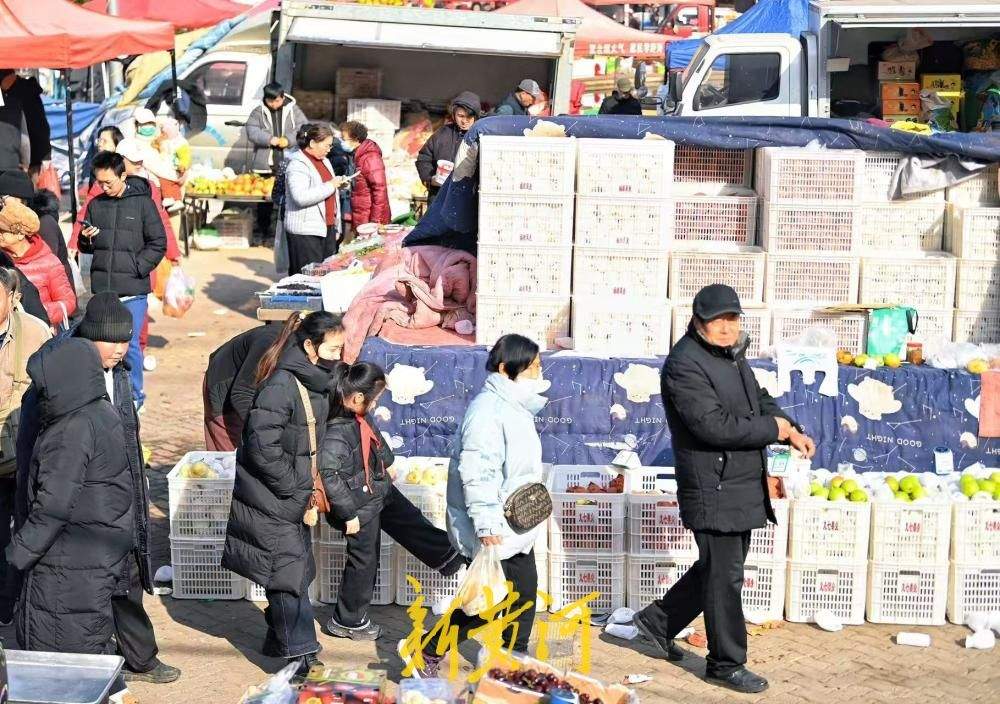 市区年集热闹非凡 放寒假的小朋友感受浓厚年味